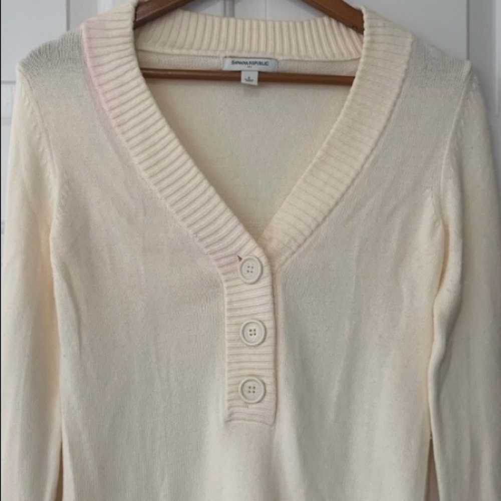 Banana Republic Never Worn Cream V Neck Sweater